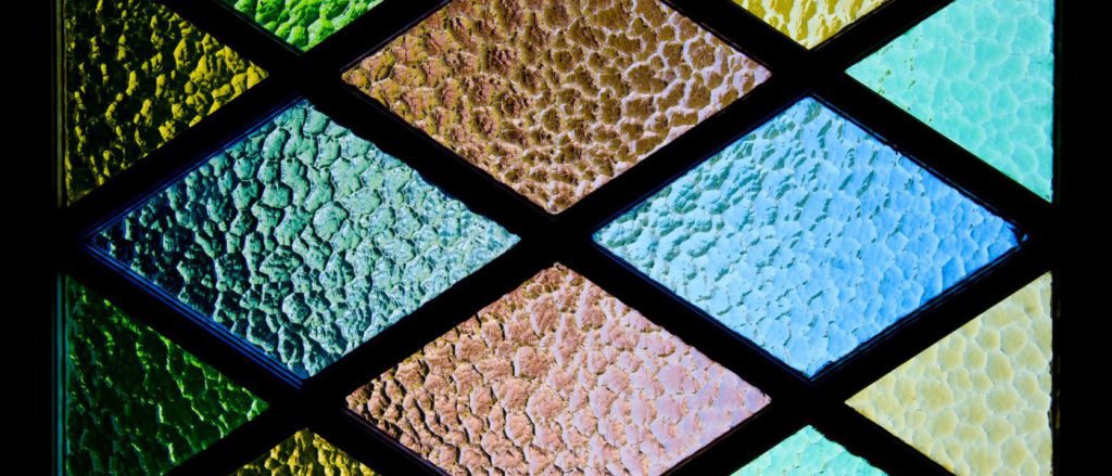 Verre opalescent, irisé, texturé : comprendre les familles de verre à vitrail