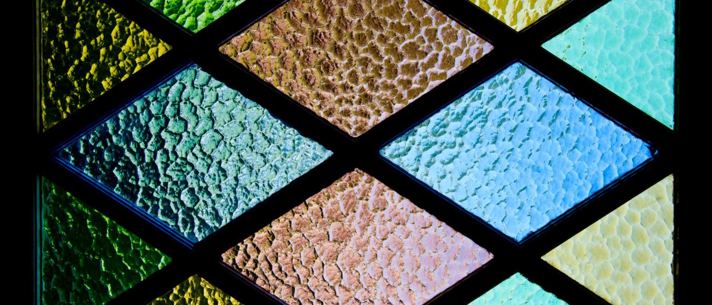 Verre opalescent, irisé, texturé : comprendre les familles de verre à vitrail