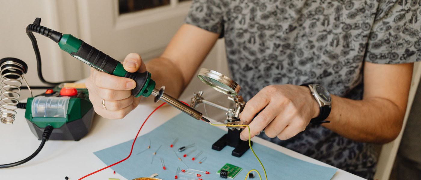 Souder au fer sans bulles ni trous : la technique du joint propre