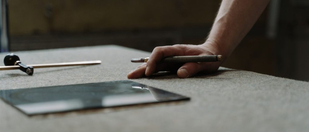Sécurité à l’atelier : poussière de verre, plomb et ventilation